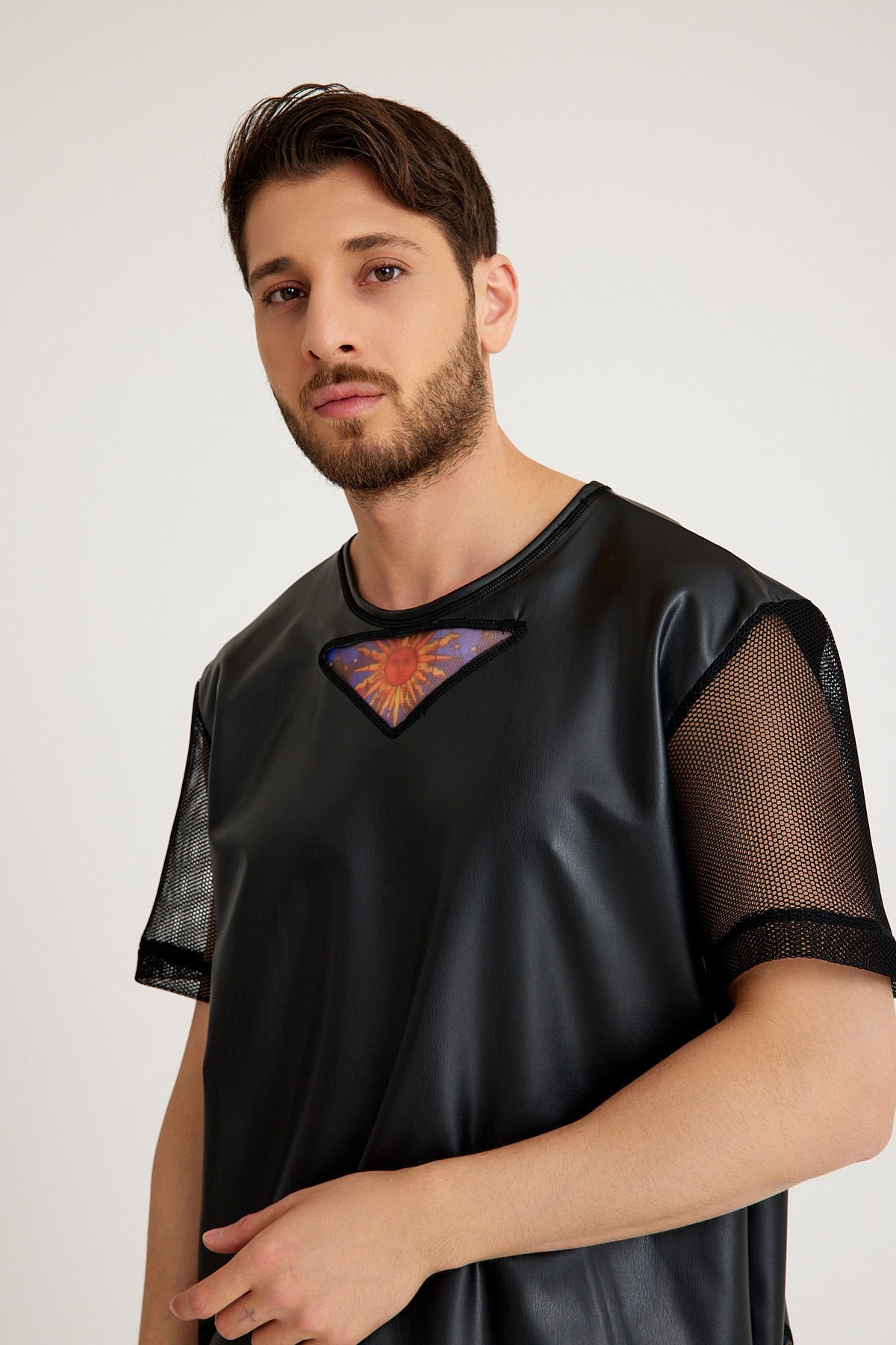 Vitray Detaylı Siyah Deri T-Shirt